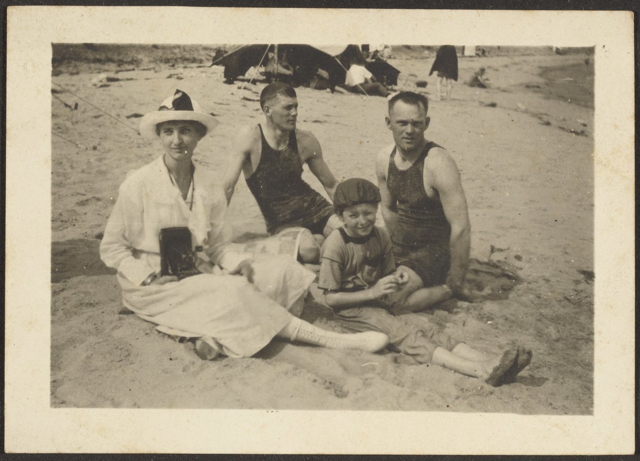 [Groep op het strand] door Louis Fleckenstein