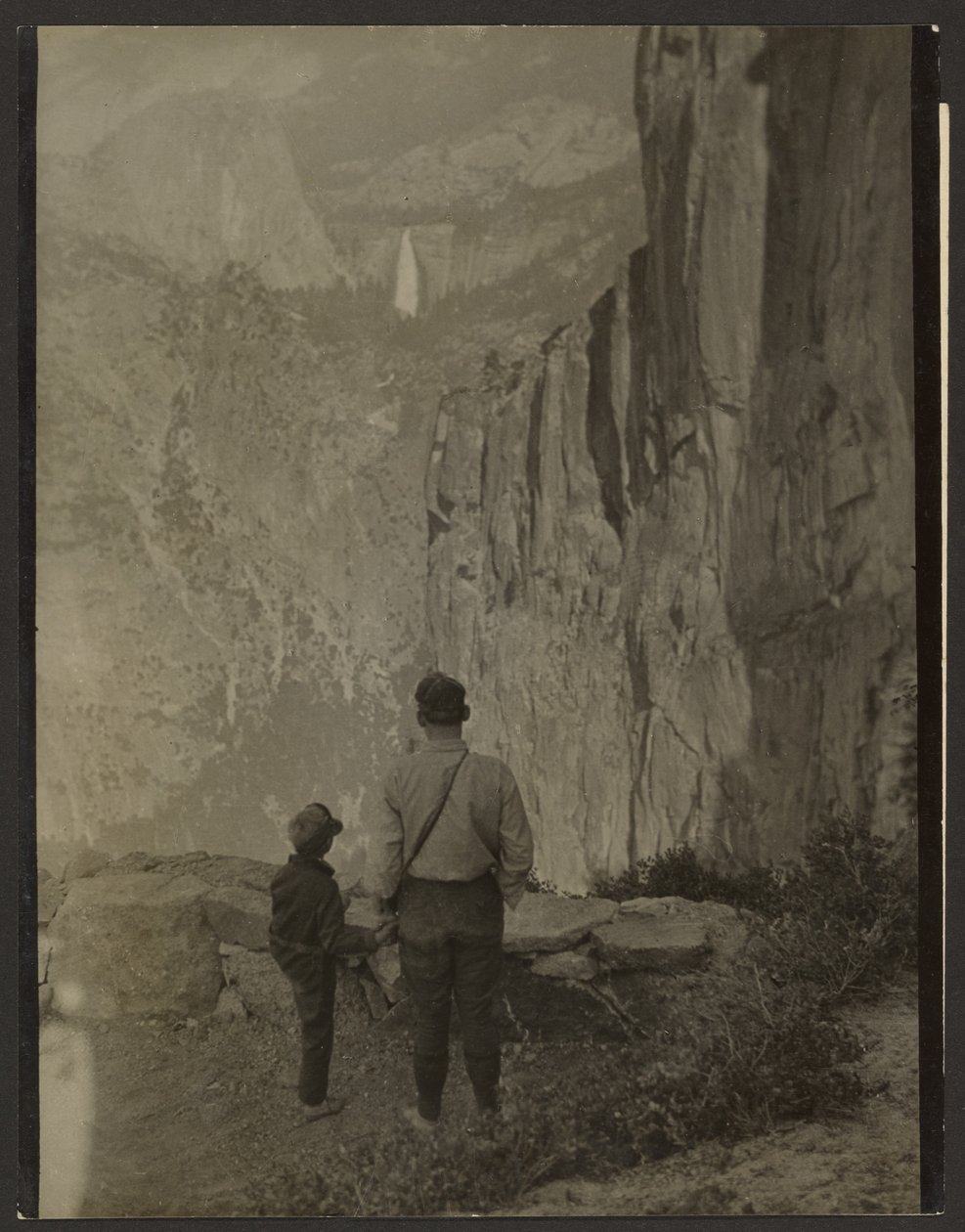 Liberty Cap en Nevada Falls, gezien vanaf de Ledge Trail, Yosemite National Park door Louis Fleckenstein