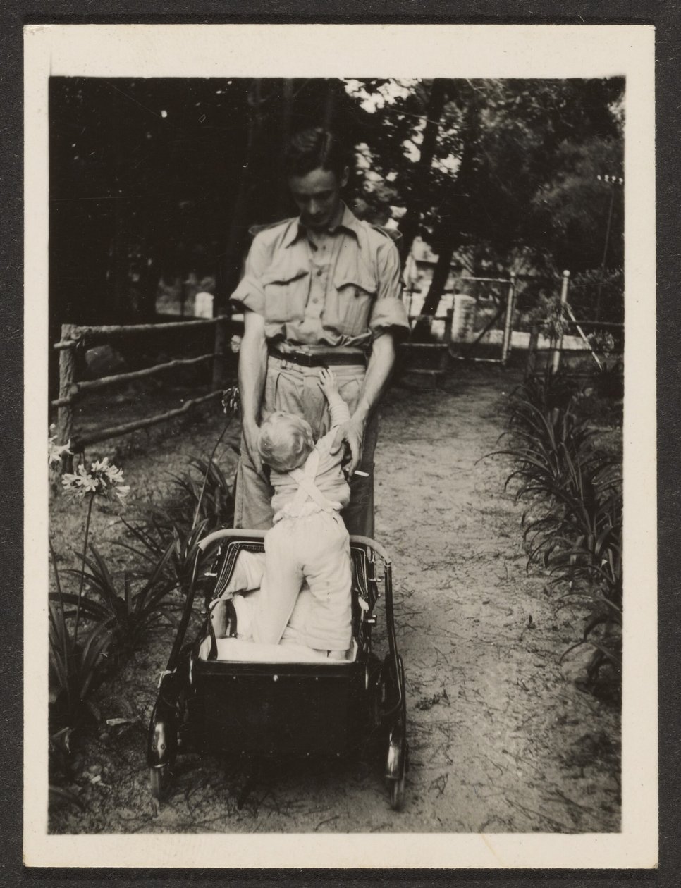 [Man en baby in kinderwagen]. door Louis Fleckenstein
