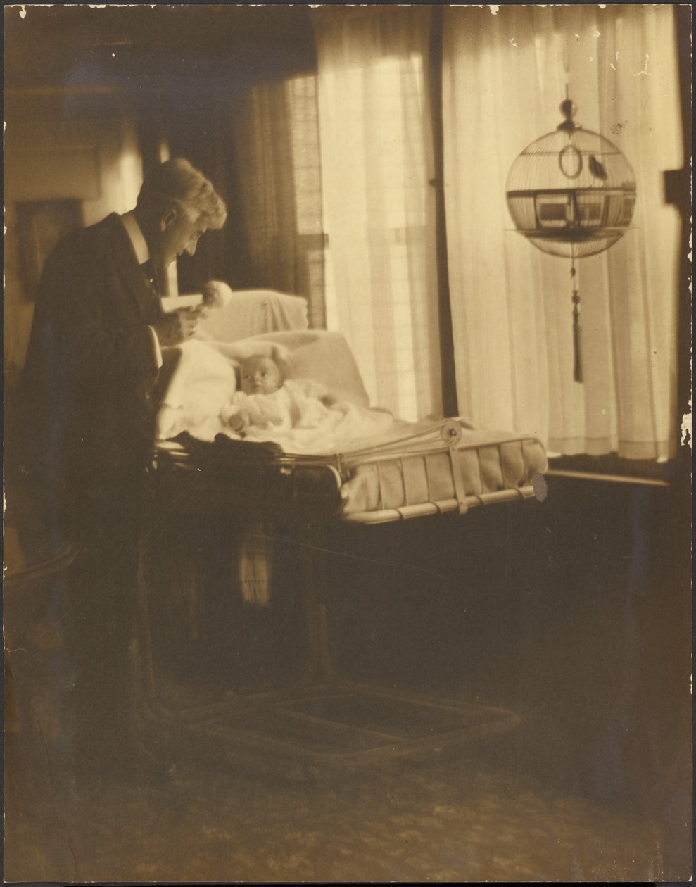 [Man en baby met vogelkooi] door Louis Fleckenstein