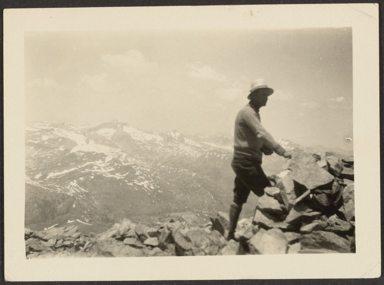 [Man in bergachtig landschap] door Louis Fleckenstein