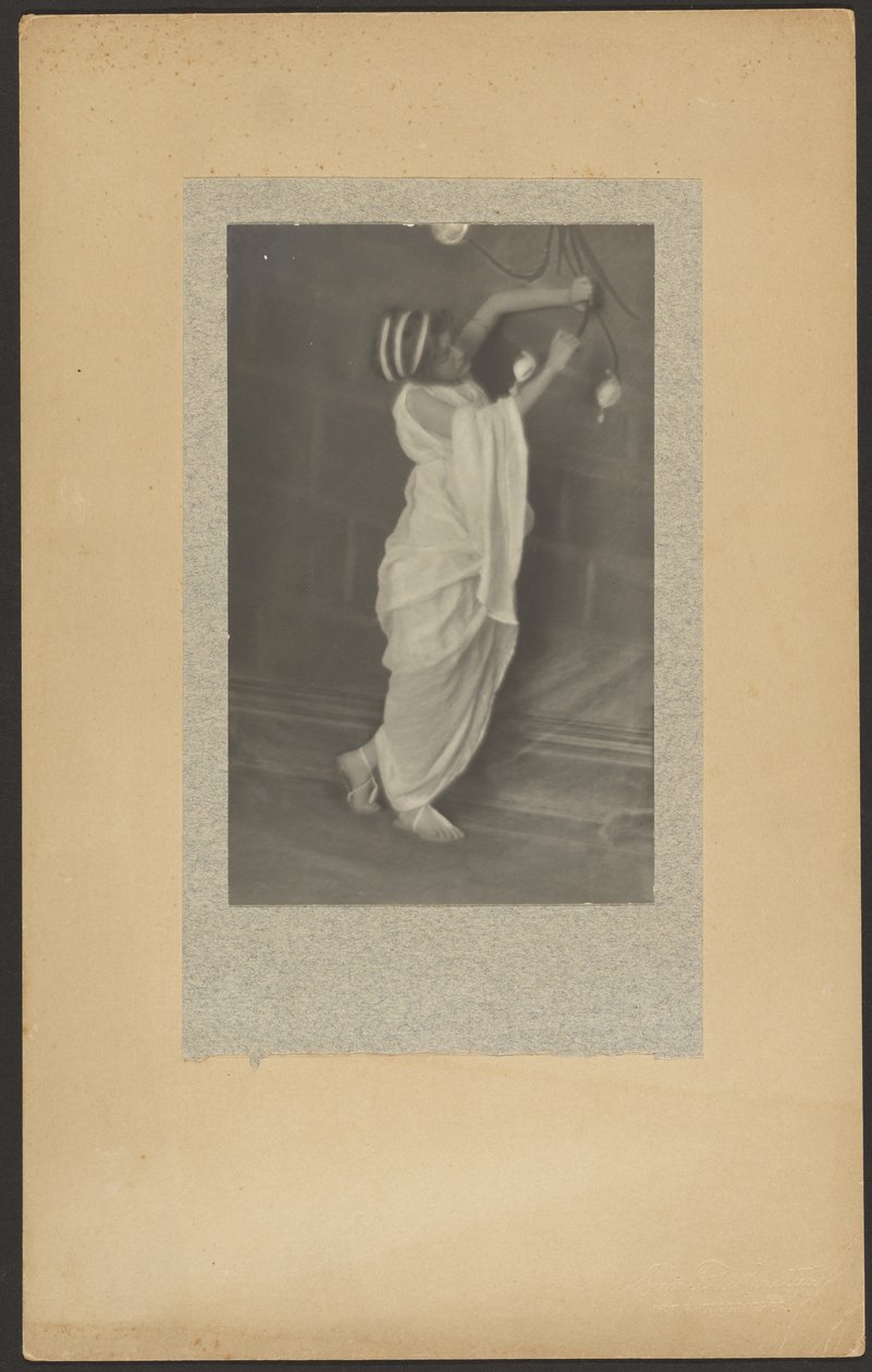 [Model in klassiek kostuum]. door Louis Fleckenstein