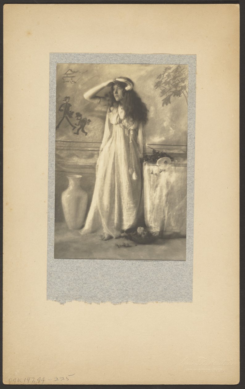 [Model in klassieke klederdracht] door Louis Fleckenstein