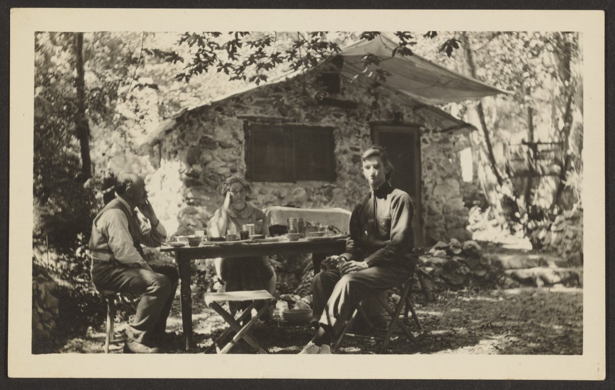[Maaltijd in de buitenlucht bij het stenen huis in het bos] door Louis Fleckenstein