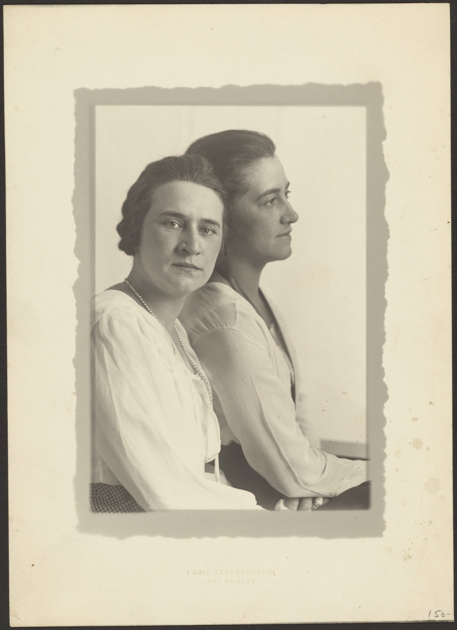 [Portret van twee vrouwen tegen een witte achtergrond] door Louis Fleckenstein