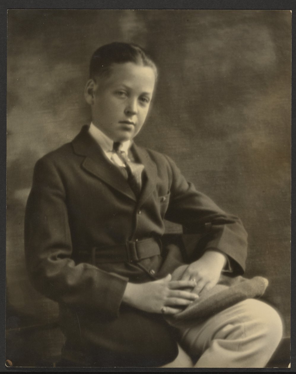 [Portret van een jongen met pet op zijn knie]. door Louis Fleckenstein