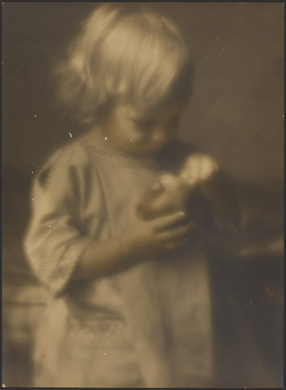 [Portret van een kind met een appel] door Louis Fleckenstein