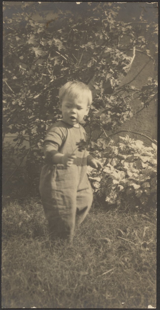 [Portret van een kind in de tuin] door Louis Fleckenstein