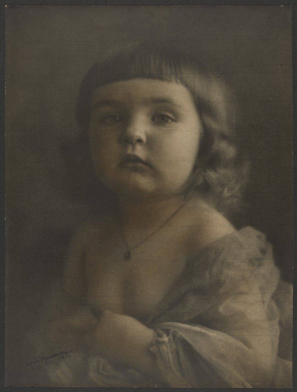 [Portret van een kind in gaas] door Louis Fleckenstein