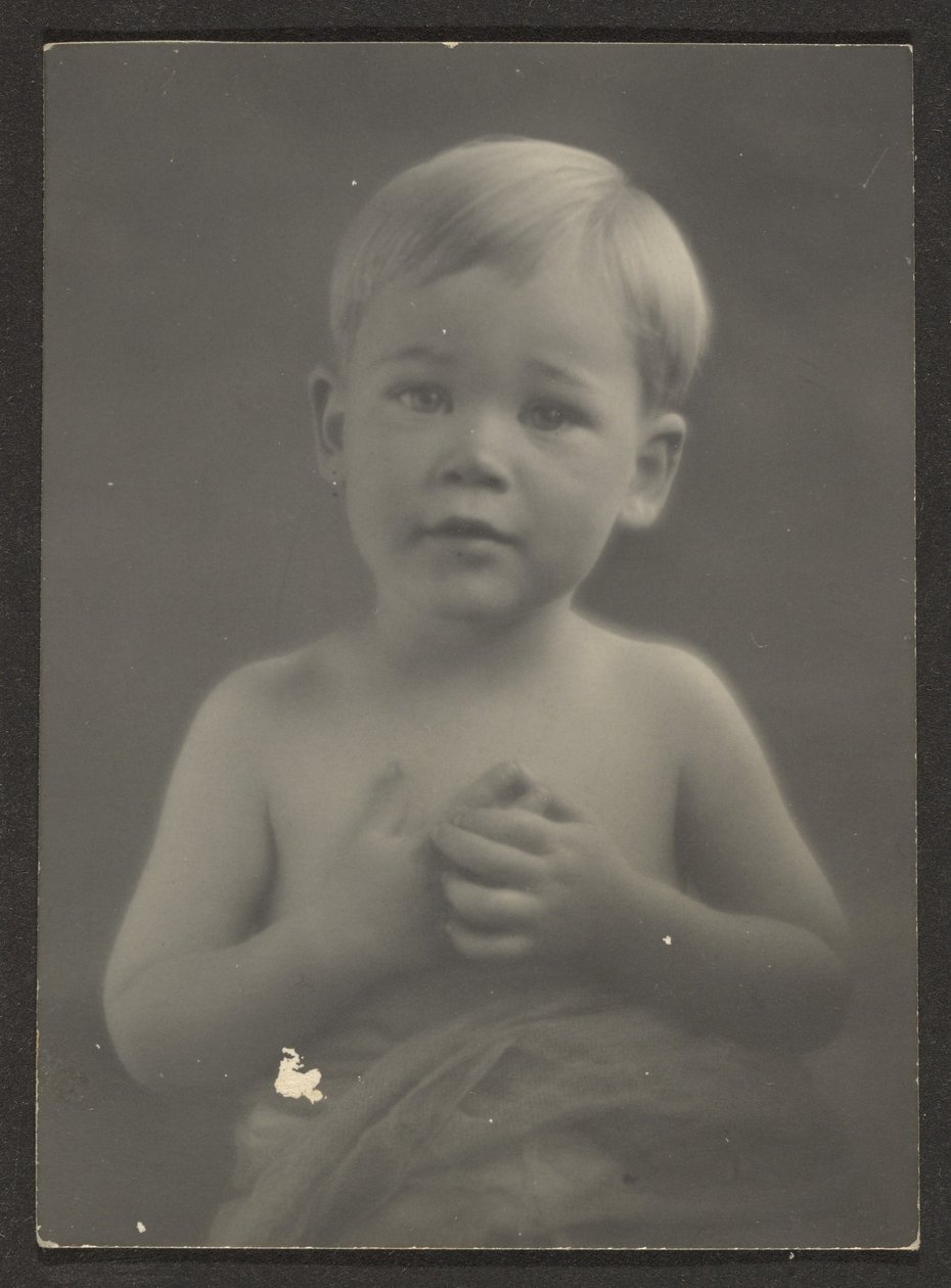 [Portret van een jongetje in een gedrapeerde doek] door Louis Fleckenstein