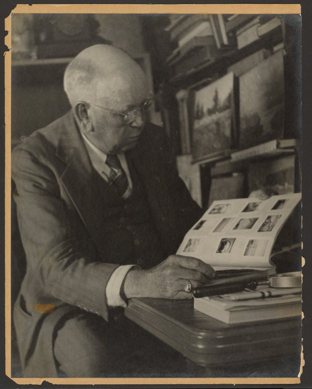 [Portret van een man die een tijdschrift leest] door Louis Fleckenstein
