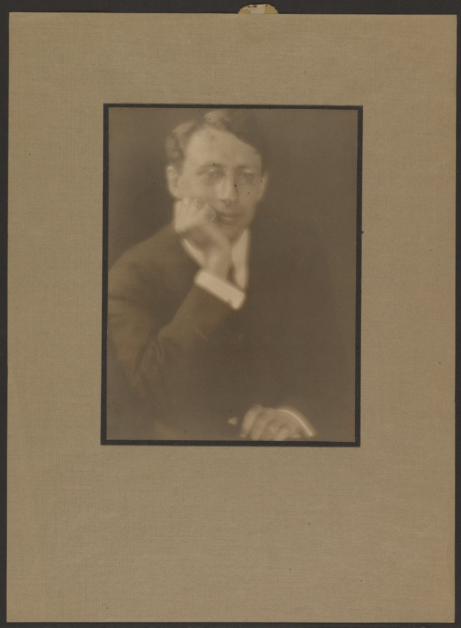 [Portret van een man die zijn kin op zijn hand laat rusten] door Louis Fleckenstein