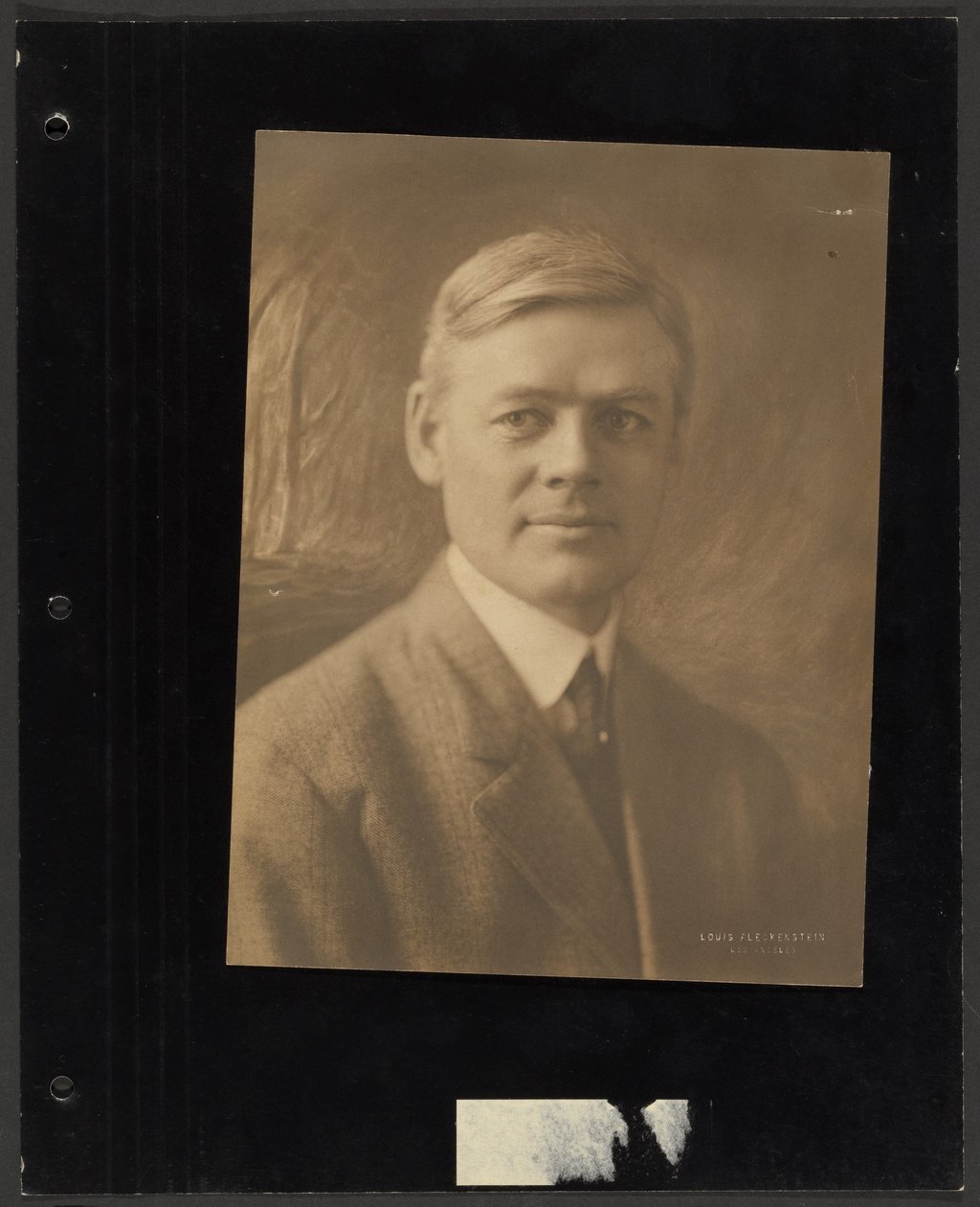 Portret van een zittende man voor een geschilderd decor door Louis Fleckenstein
