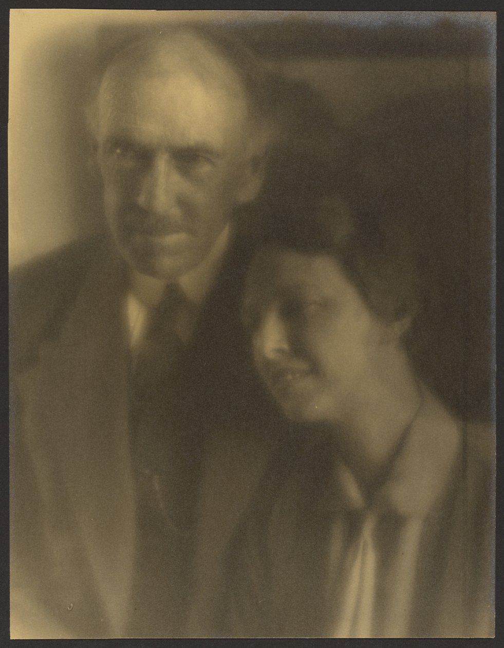 [Portret van een man en een vrouw die op zijn schouder leunt] door Louis Fleckenstein