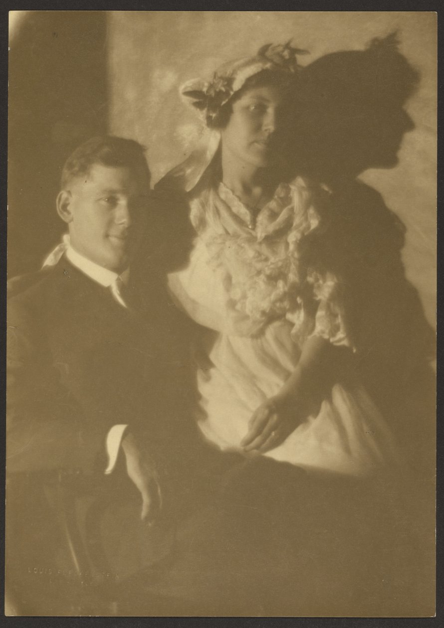 [Portret van een man en een vrouw met bloemenhoed]. door Louis Fleckenstein