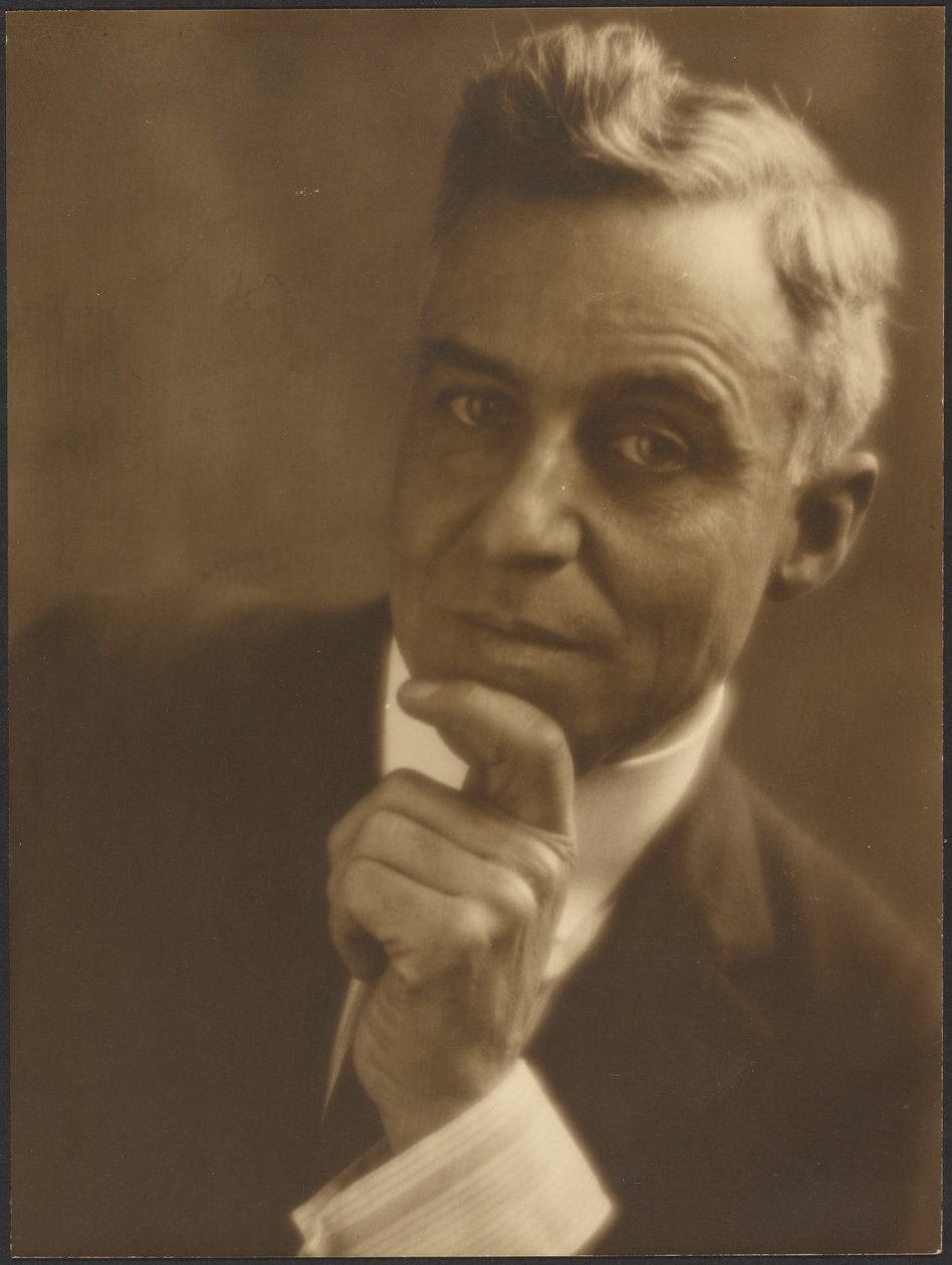 [Portret van een man met zijn kin in de hand] door Louis Fleckenstein