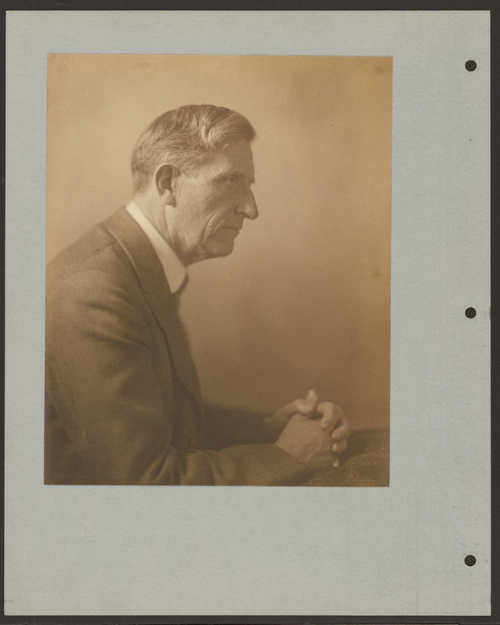 [Portret van een man met gevouwen handen] door Louis Fleckenstein