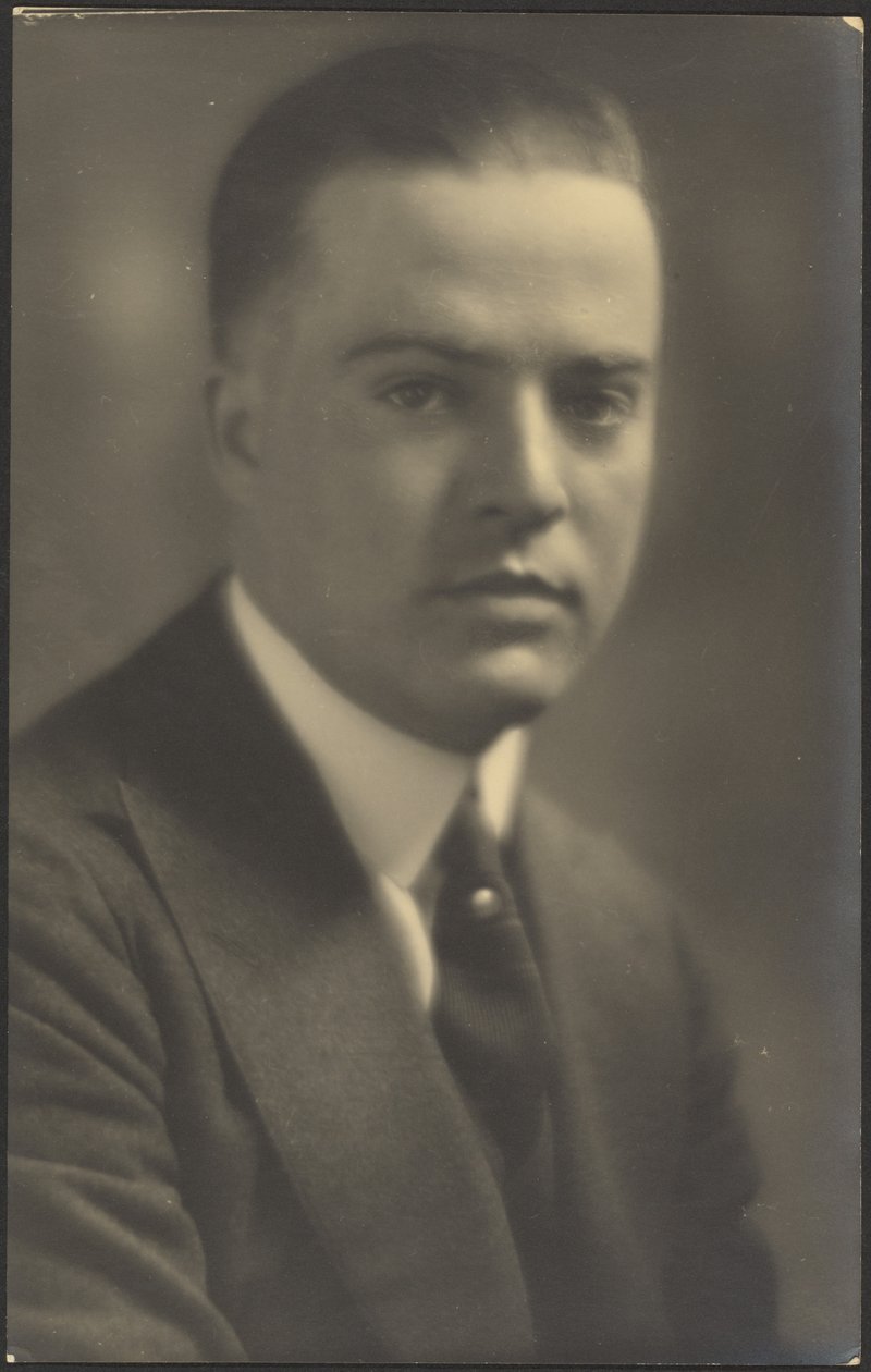 [Portret van een man met parel dasspeld]. door Louis Fleckenstein