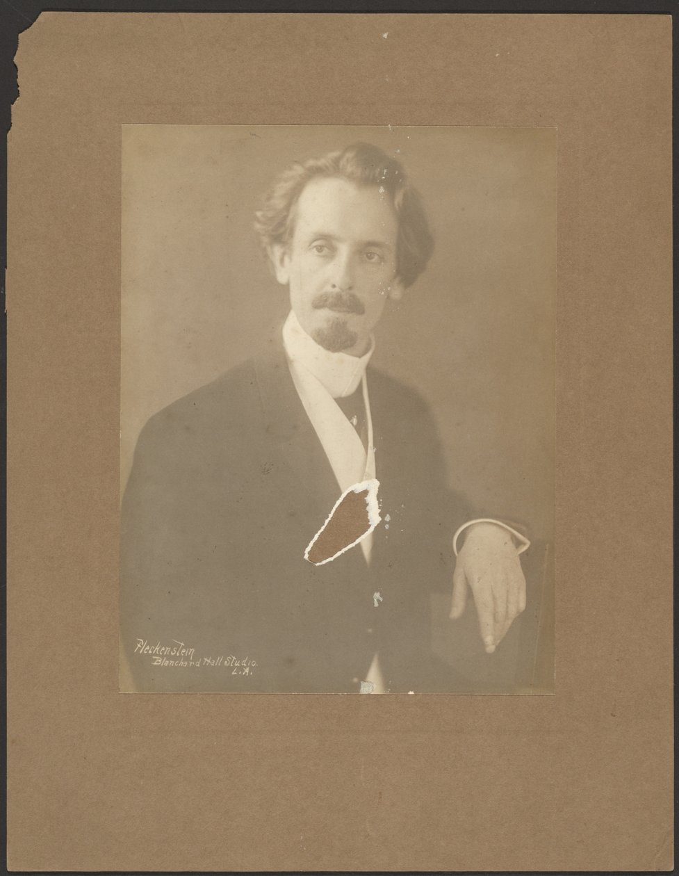 [Portret van een man met een ronde kraag] door Louis Fleckenstein