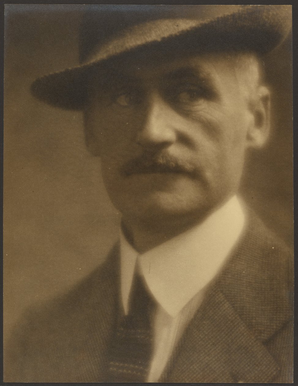 [Portret van een man met strohoed]. door Louis Fleckenstein