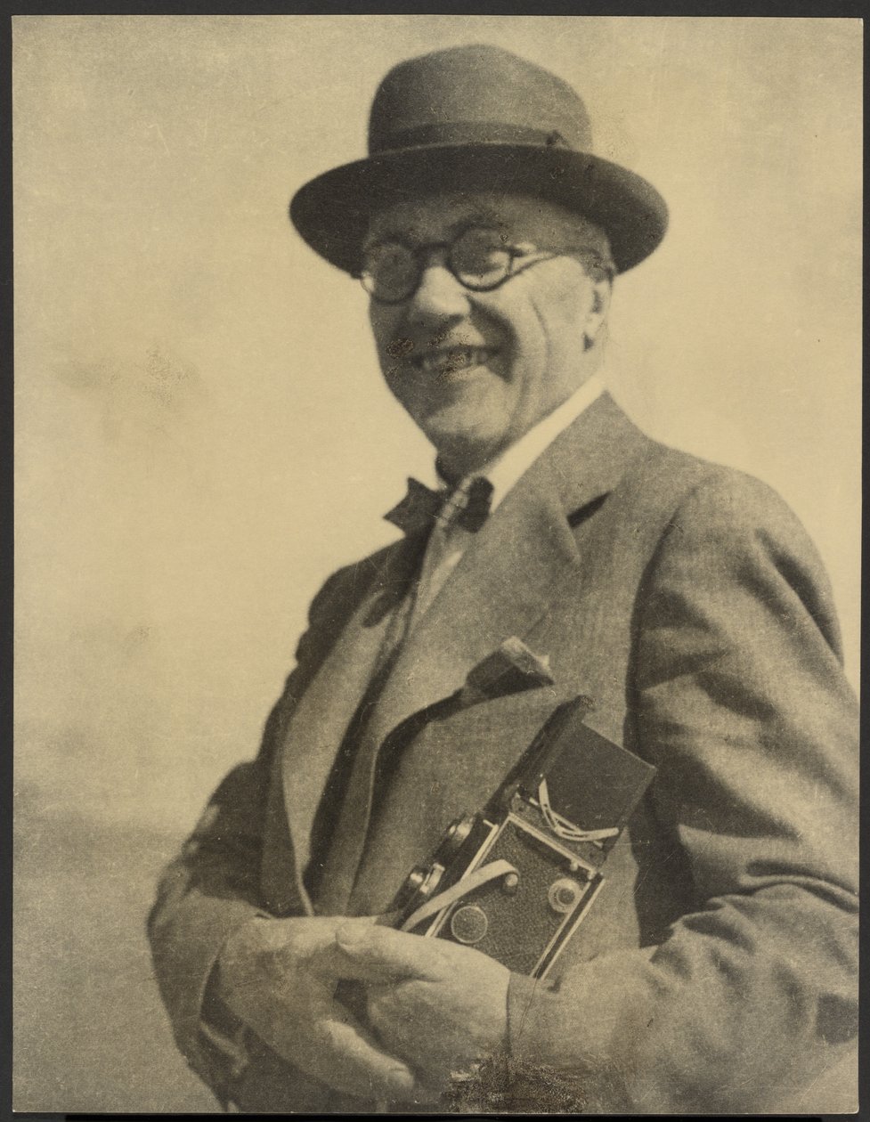 [Portret van een man met een camera] door Louis Fleckenstein