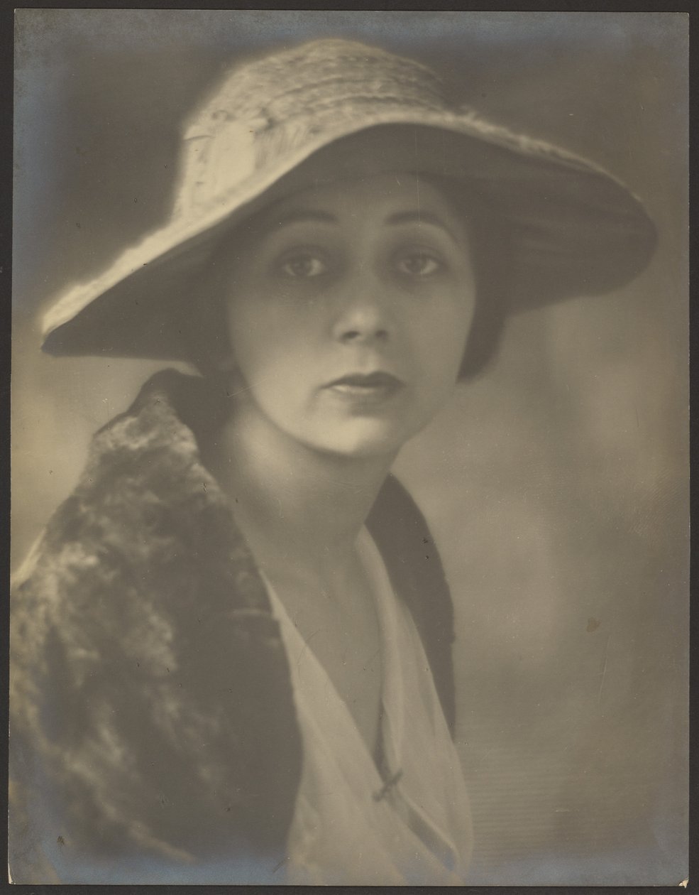 [Portret van een vrouw in bontcape]. door Louis Fleckenstein