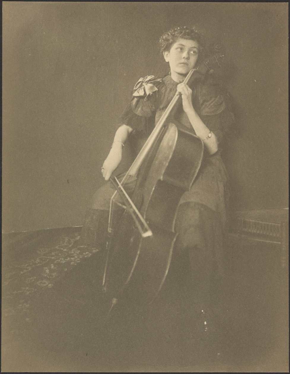 [Portret van een cellospelende vrouw]. door Louis Fleckenstein