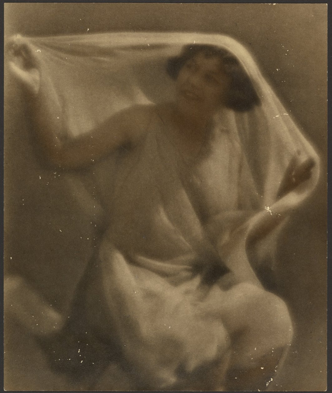 [Portret van een vrouw met een sluier]. door Louis Fleckenstein