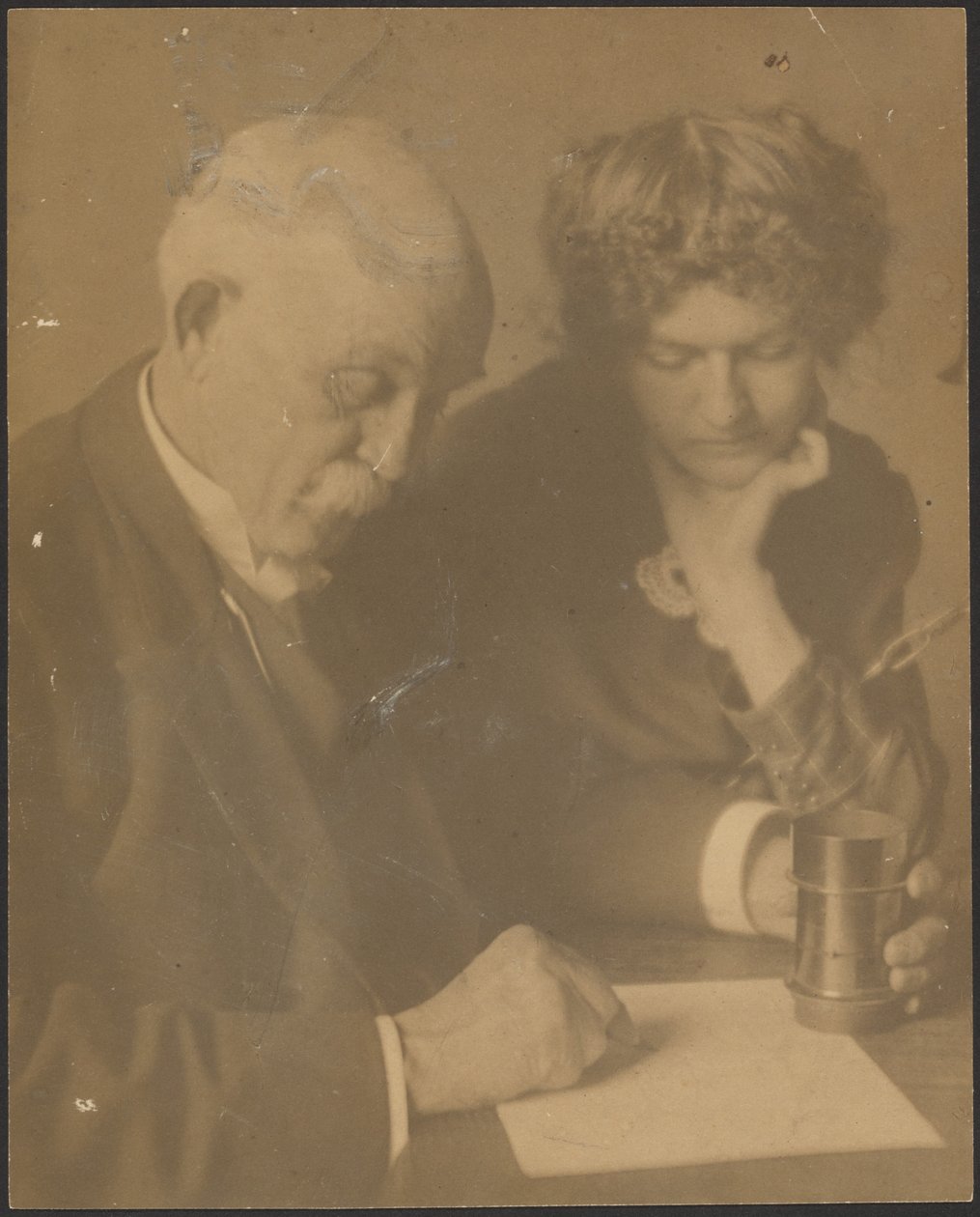 [Portret van een vrouw en een man aan tafel] door Louis Fleckenstein