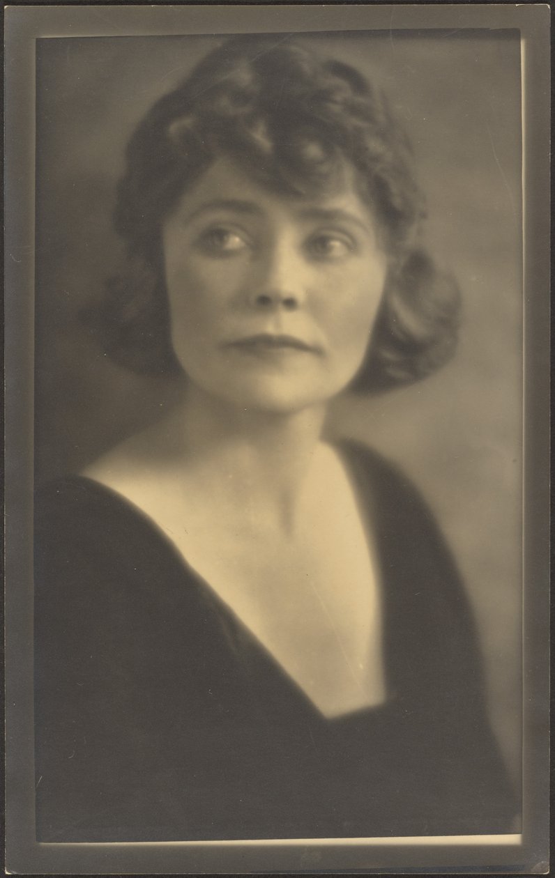 [Portret van een vrouw in een zwarte jurk] door Louis Fleckenstein