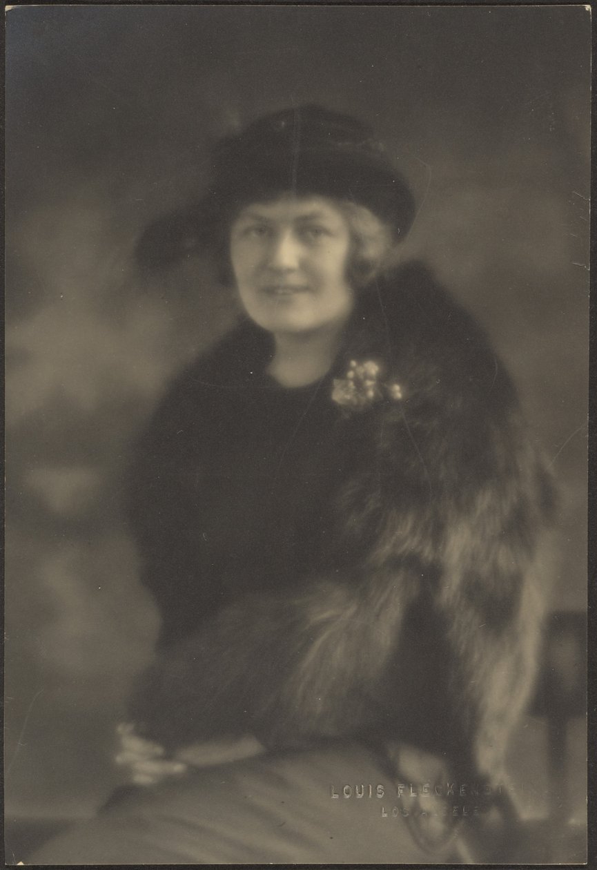[Portret van een vrouw in een bontmantel]. door Louis Fleckenstein