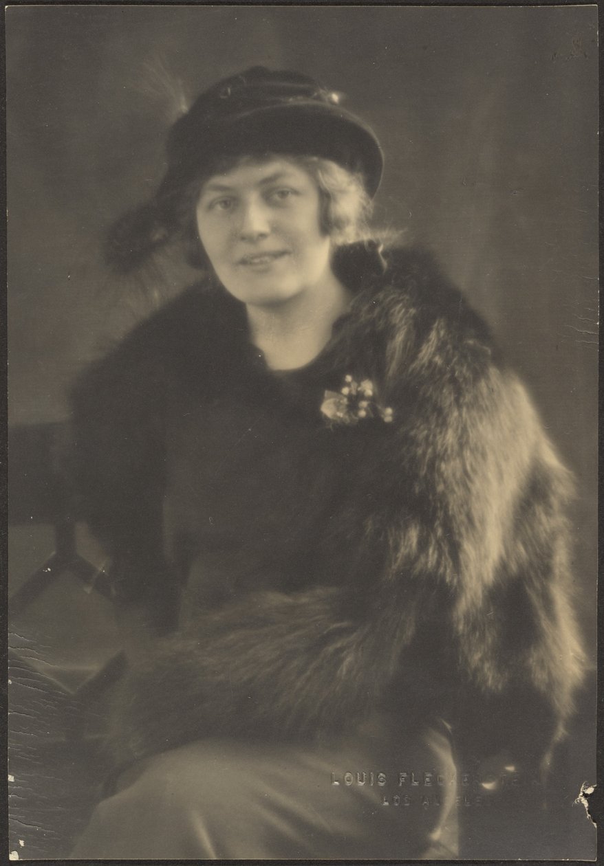 Portret van een vrouw met bontcape door Louis Fleckenstein