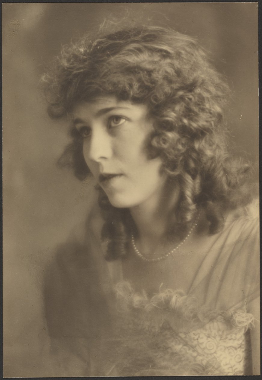 [Portret van een vrouw in gaassjaal]. door Louis Fleckenstein