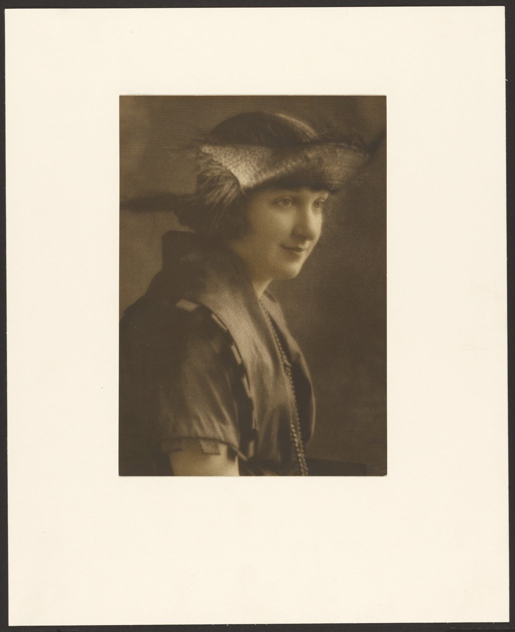 [Portret van een vrouw met strohoed]. door Louis Fleckenstein