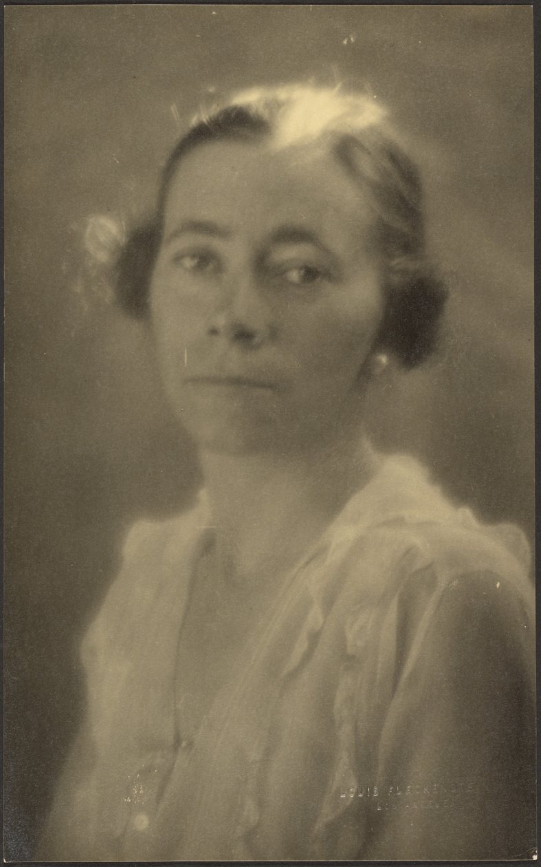 [Portret van een vrouw in witte blouse] door Louis Fleckenstein