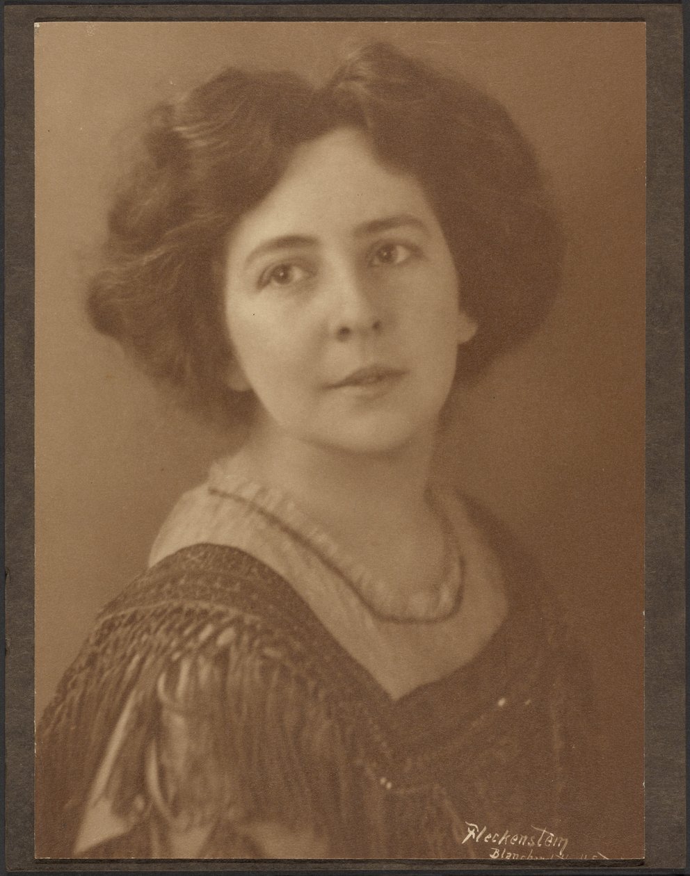 [Portret van een vrouw met wijde mouwen] door Louis Fleckenstein