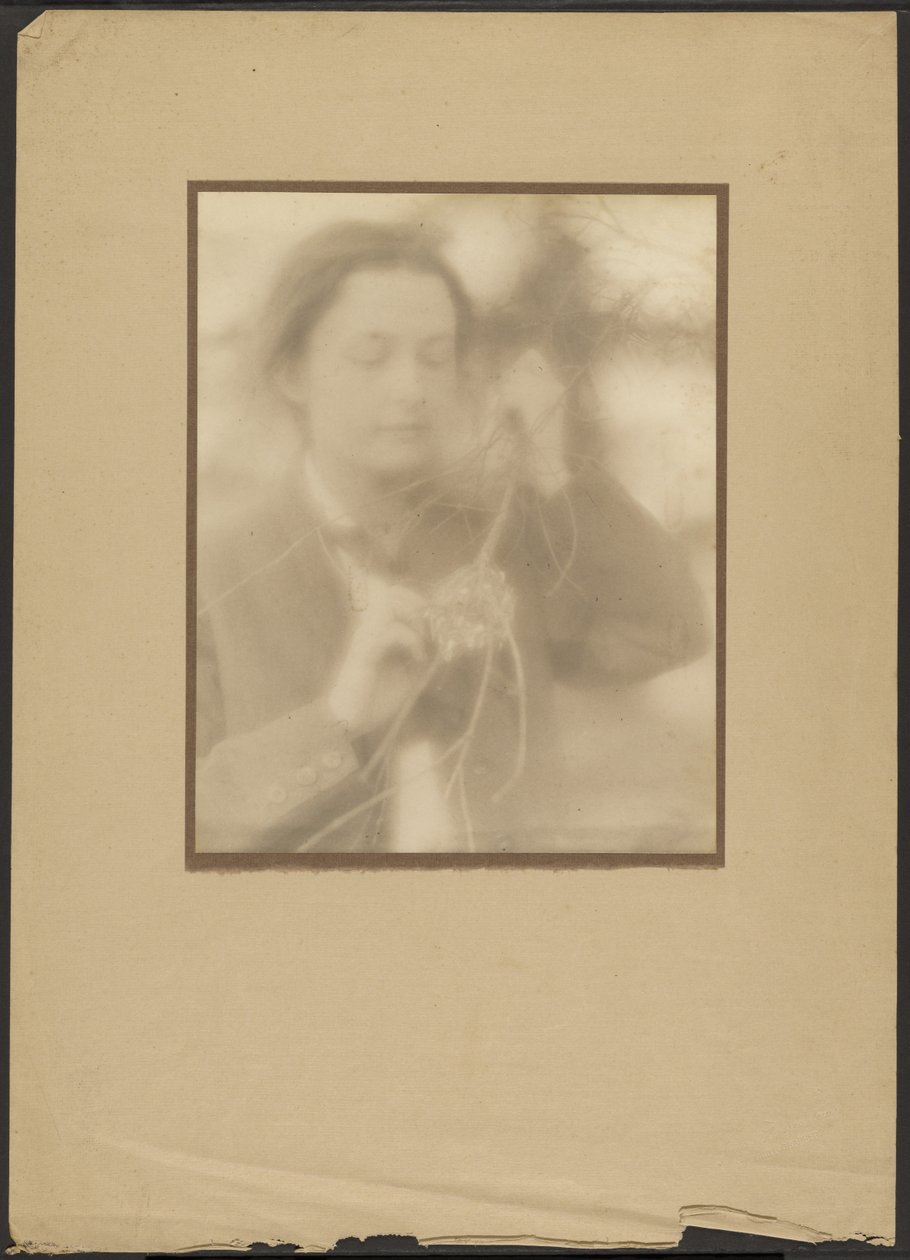 [Portret van een vrouw met vogelnest en tak]. door Louis Fleckenstein