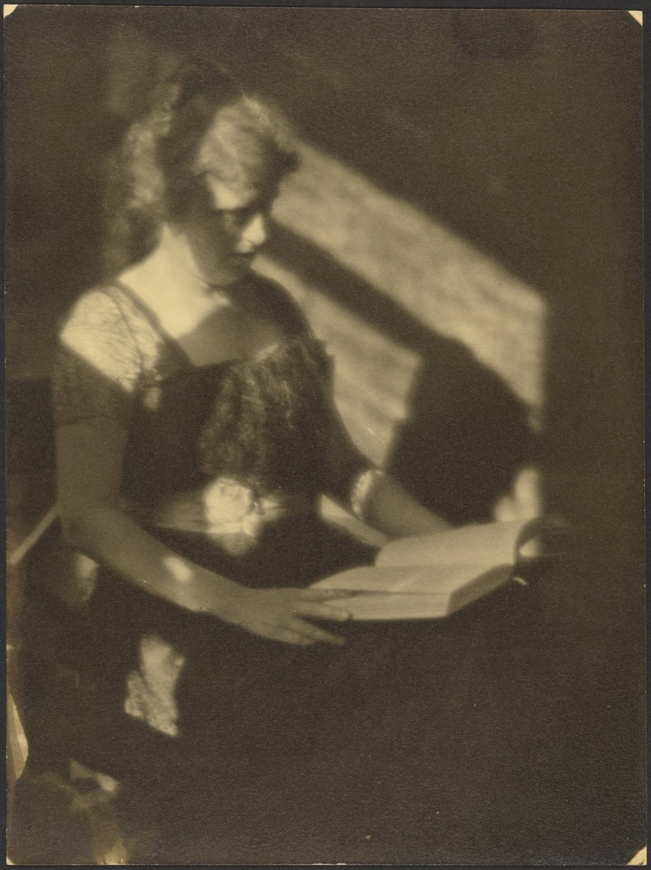 [Portret van een vrouw met een boek] door Louis Fleckenstein