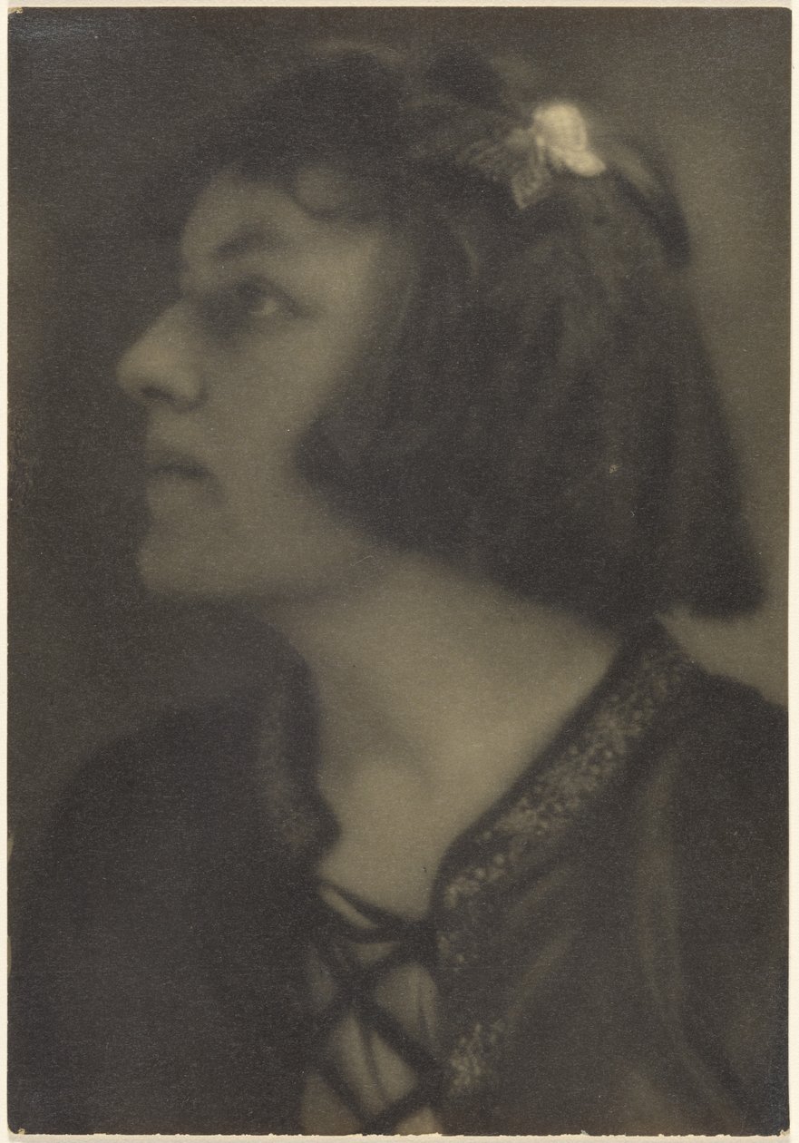[Portret van een vrouw met vlinder haarspeld]. door Louis Fleckenstein