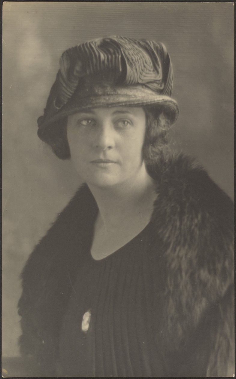 [Portret van een vrouw met Cameospeld]. door Louis Fleckenstein