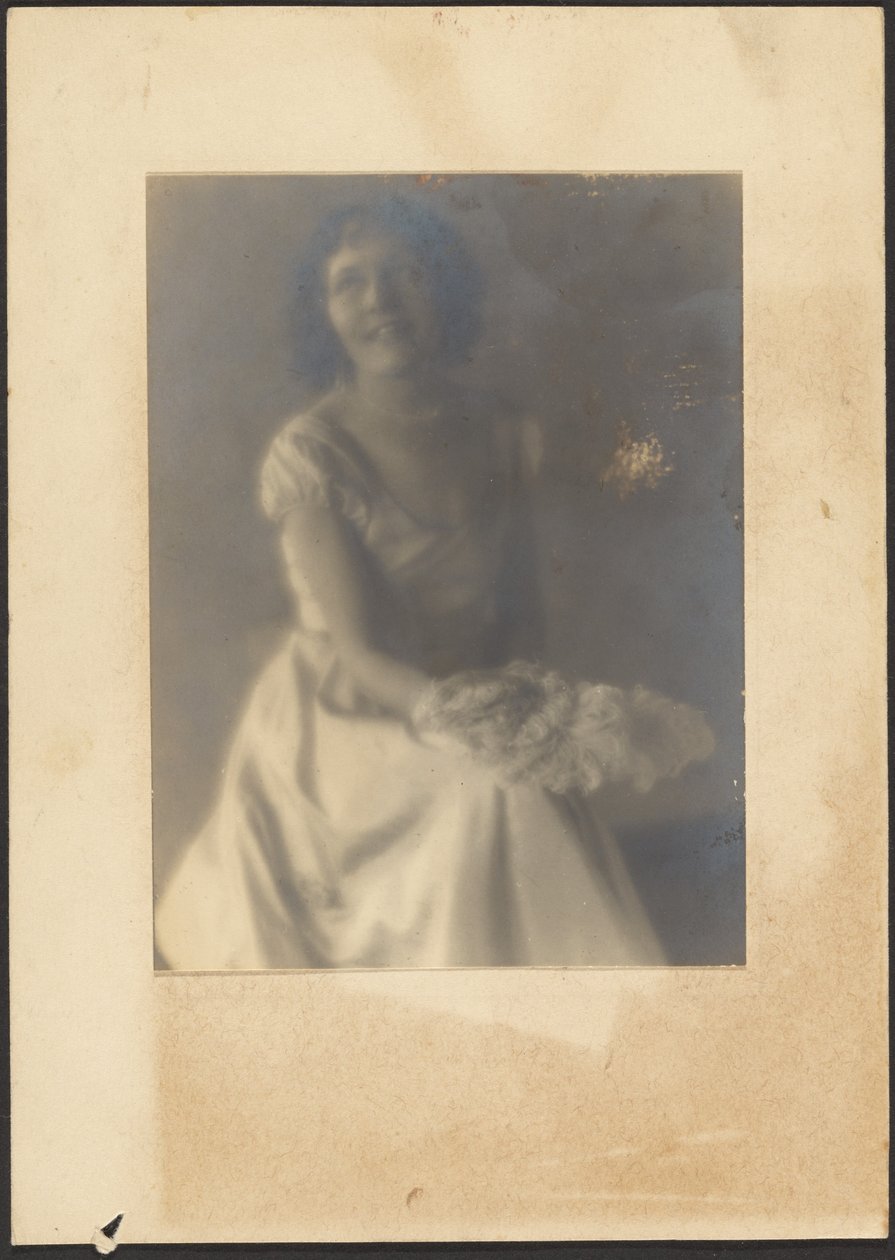 [Portret van een vrouw met veerwaaier]. door Louis Fleckenstein