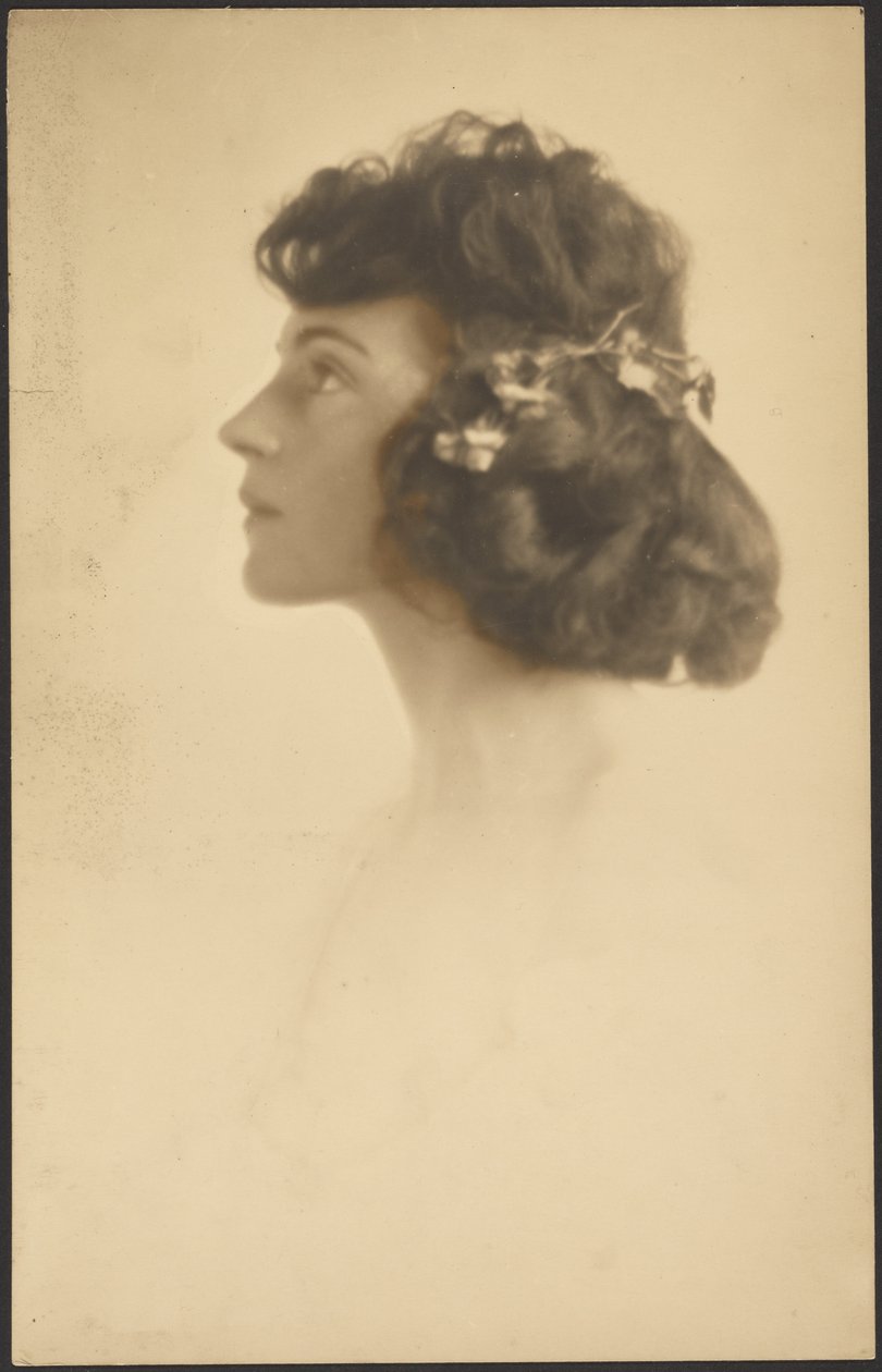 [Portret van een vrouw met een bloemenkrans] door Louis Fleckenstein