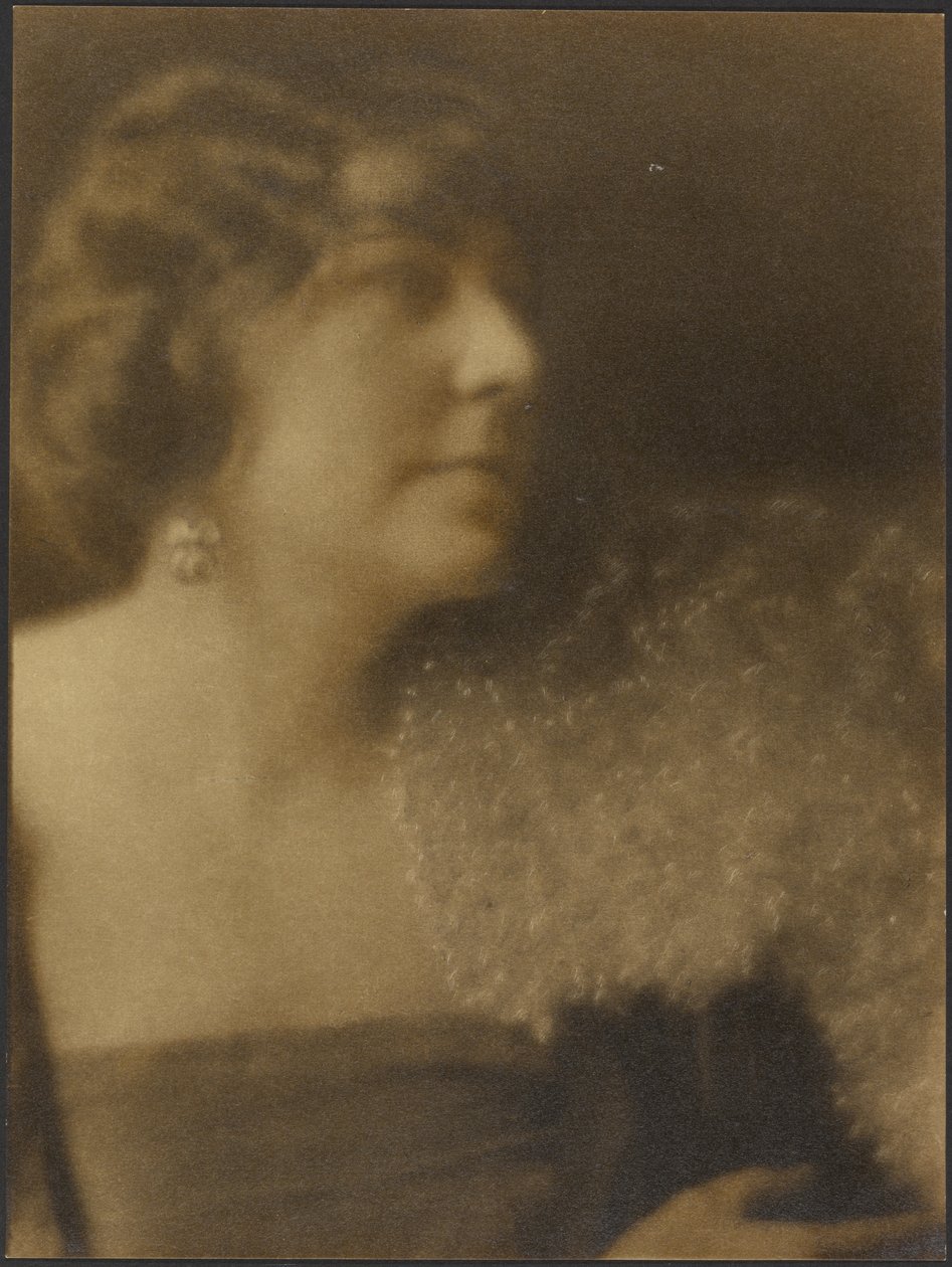 Portret van een vrouw met bloemen door Louis Fleckenstein