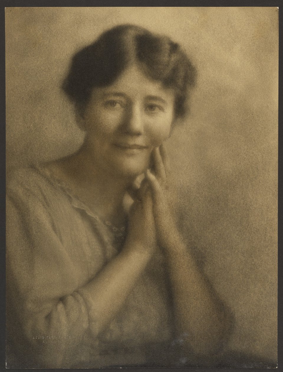 [Portret van een vrouw met haar handen voor haar gezicht gevouwen] door Louis Fleckenstein