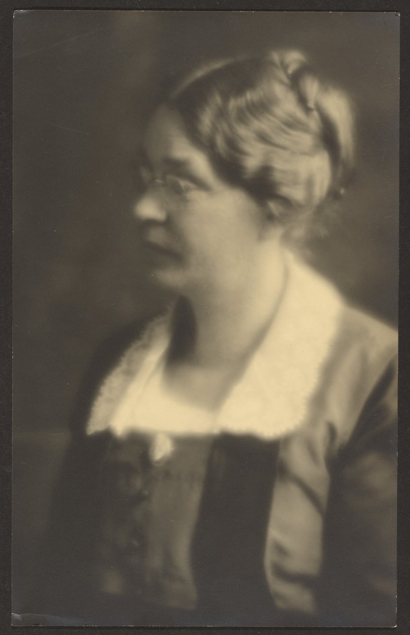 [Portret van een vrouw met een open boek (bijgesneden)] door Louis Fleckenstein