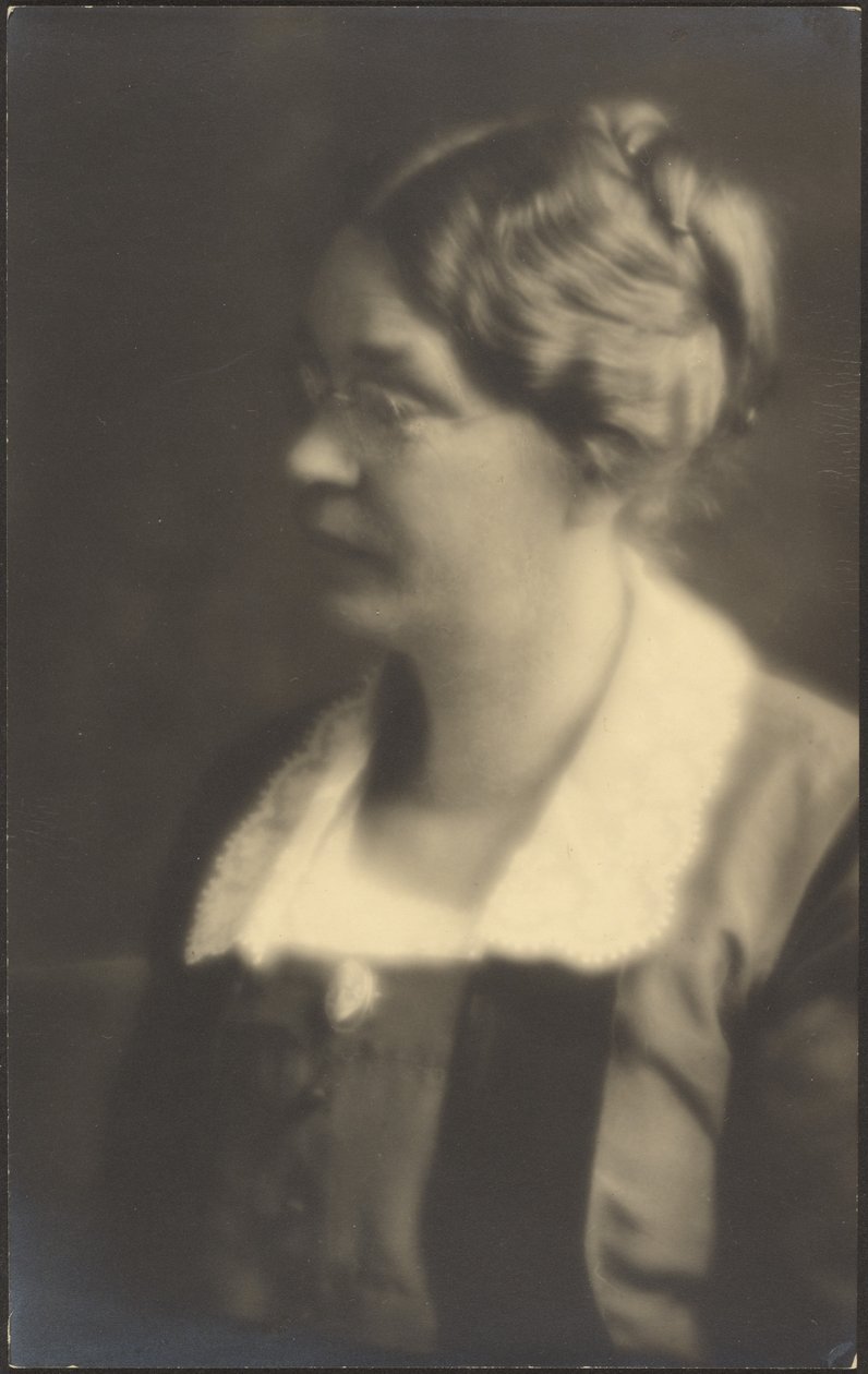 Portret van een vrouw met een open boek (bijgesneden) door Louis Fleckenstein