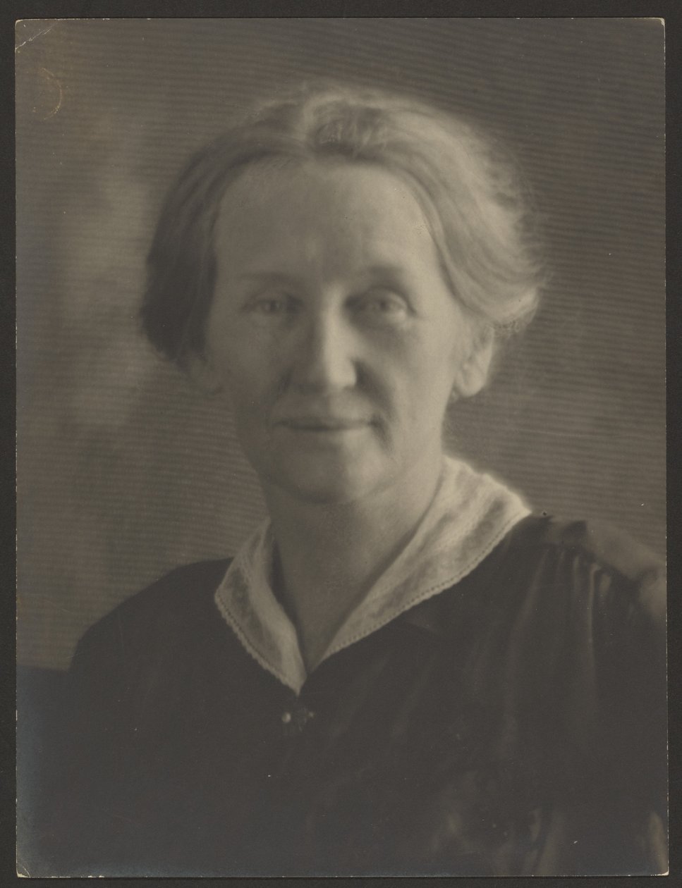 [Portret van een vrouw met een parelspeld] door Louis Fleckenstein