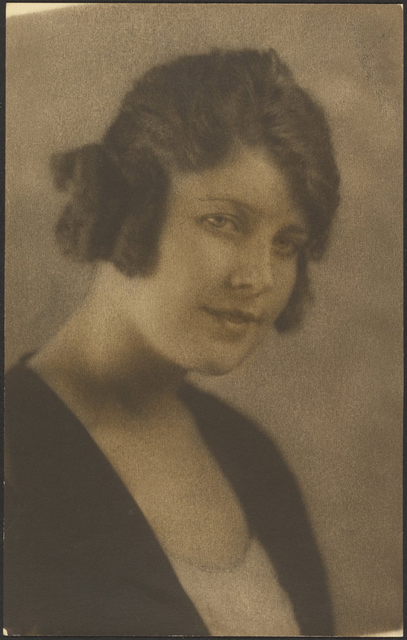 [Portret van een vrouw met kort haar] door Louis Fleckenstein