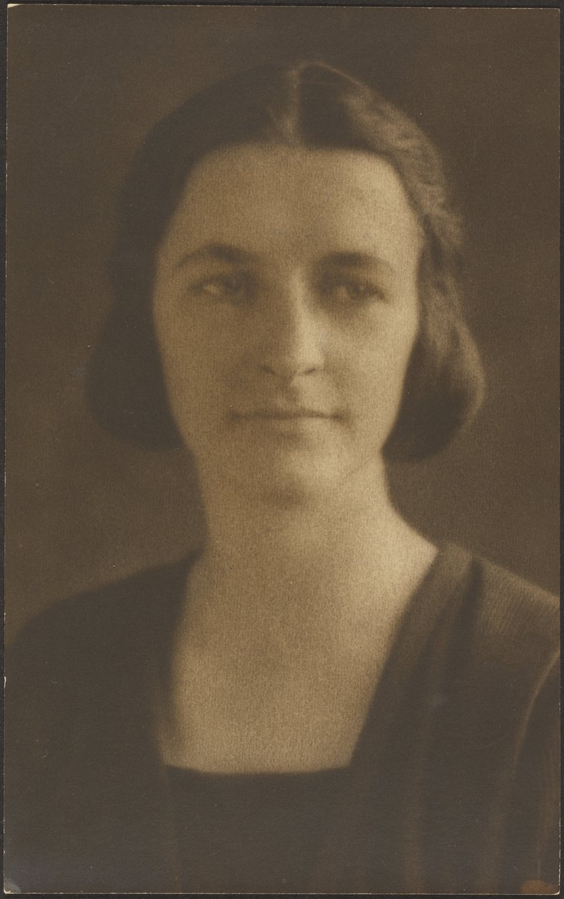 Portret van een vrouw met gestreept jasje door Louis Fleckenstein