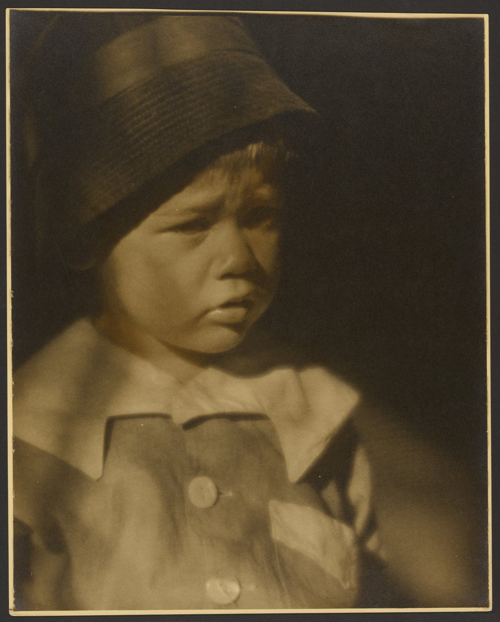 [Portret van een jong kind met pet] door Louis Fleckenstein